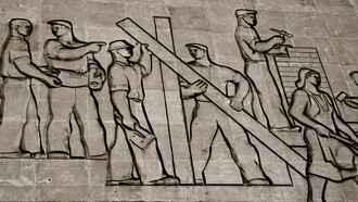 Este bajorrelieve realista socialista de 1949, esculpido por István Tar en Budapest, muestra a obreros idealizados trabajando juntos con herramientas y vigas para reconstruir la nación