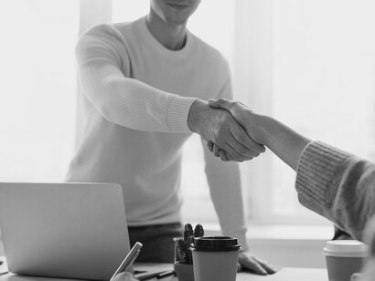 Hemos perdido y olvidado el poder de la palabra, quizás porque delegamos su fuerza a los papeles que firmamos con una tinta que se disuelve en el tiempo