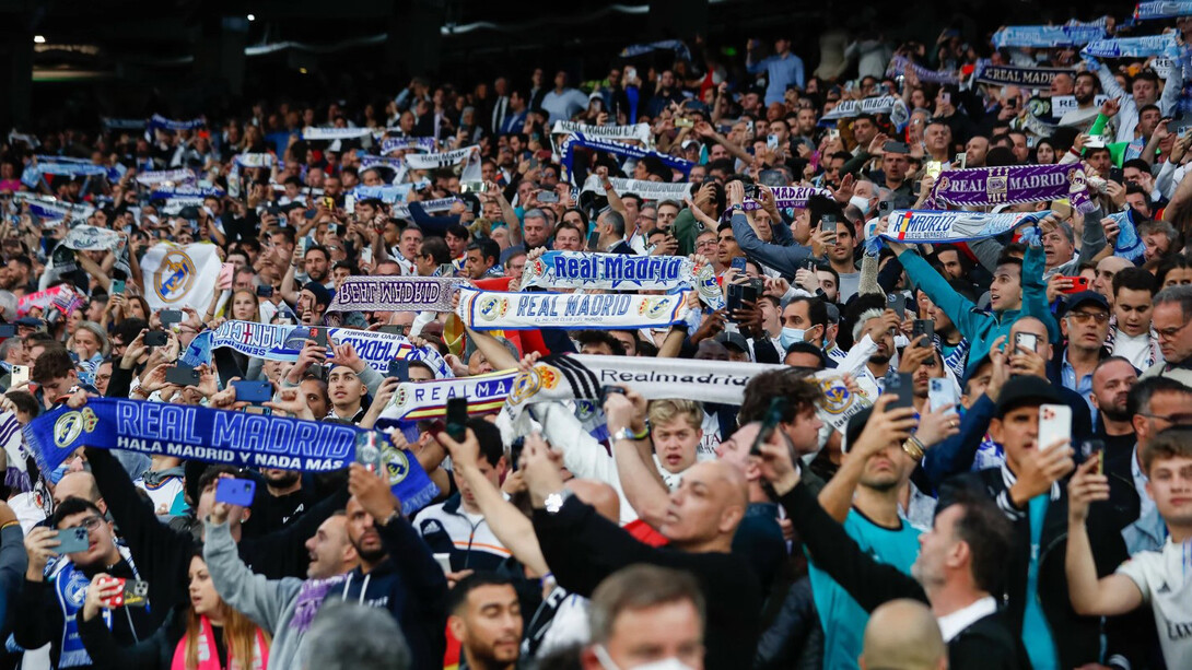 Afición del Real Madrid celebra un gol en el Estadio Santiago Bernabéu en Madrid, España