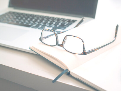 Se debe determinar qué temas o ideas se necesita incluir en el texto