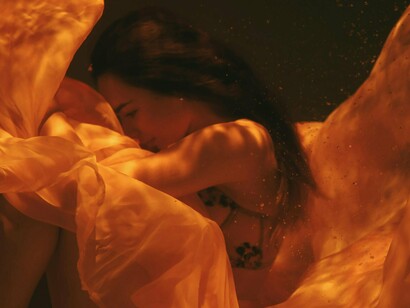 Enquanto Inanna jaz morta, Ereshkigal lamenta e grita de dores. Essa parte do mito, muitas vezes negligenciada, é a mais enigmática. A sombra feminina, o aspecto reprimido, negado, marginal, se manifesta. Ereshkigal não é vilã; é o reflexo de tudo que Inanna não quer ver: a dor, o limite, o fim
