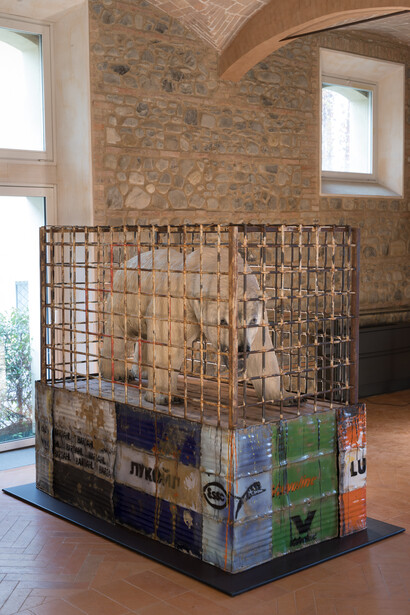 "Polar bear”, 2016, ceramica policroma, cm. h. 196 x 222 x 116