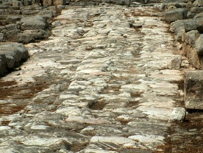  La Via Traiana fu costruita per accorciare il percorso tra Benevento e Brindisi rispetto alla Via Appia. Questa nuova strada riduceva la distanza di circa 20 miglia romane, risparmiando quasi un'intera giornata di viaggio. Antica Via Traiana nella città di Egnazia, Puglia, Italia