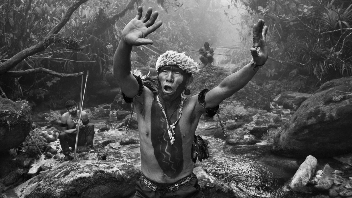 Sebastião Salgado, Yanomami shaman performing a ritual before the climb to Pico da Neblina. Avec la courtoisie de Tour & Taxis