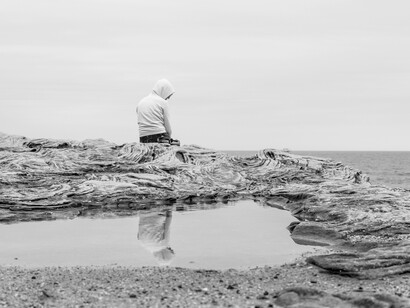 Persona sugli scogli. L’inverno dell’anima
