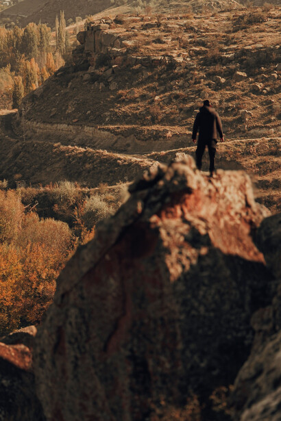 Viajante usa dia de folga para visitar um parque em região rochosa da Patagonia, Argentina