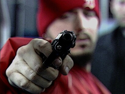 Um homem com uma arma