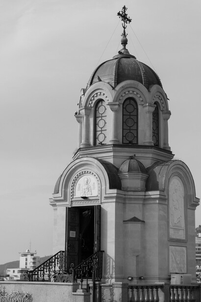 O conto "Igreja do Diabo" expõe a hipocrisia da sociedade do século XIX e discute a relação entre religião e moralidade