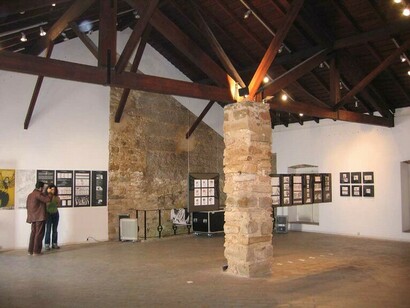 A Galeria Trem está situada no centro de Faro, perto da Sé