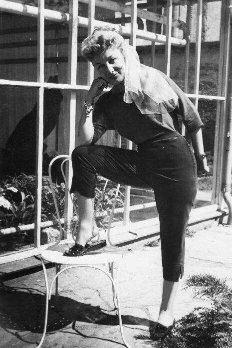 Una modella indossa i pantaloni capri, 1949