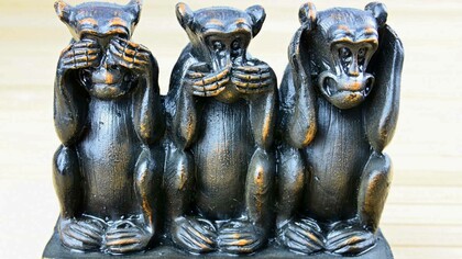 Statuetta che rappresenta l'antico principio confuciano “non vedo, non sento, non parlo”