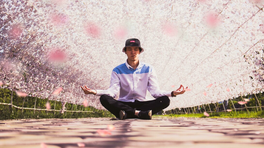 Homem meditando no meio do caminho
