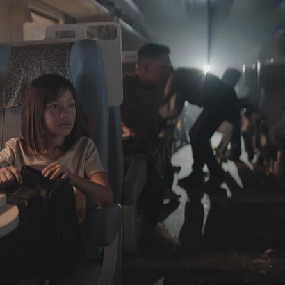 Deux décennies plus tard, à Paris, j’accompagne Jolie, ma cadette, sur le tournage du film *Veuillez nous excuser pour la gêne occasionnée*