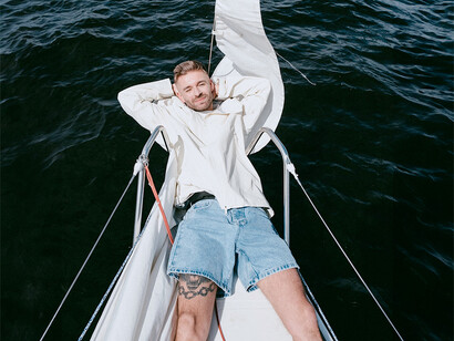 Formations en ligne. On crée des vidéos, des supports, ensuite on paie des as du marketing digital, puis on peut se faire dorer la pilule sur son bateau en attendant que les revenus passifs tombent