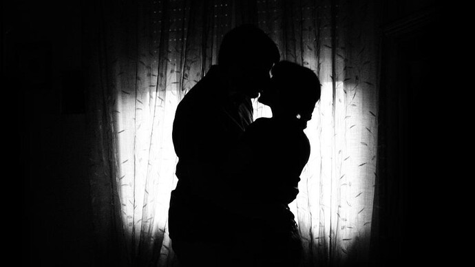 Silueta de una pareja besándose