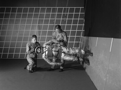 Un sujeto de prueba se equipa para estudios en el Simulador de Caminata de Gravedad Reducida