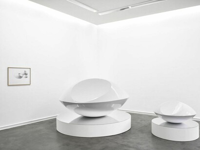 Sculptures flottantes, Exhibition view. Courtesy of Galerie Mitterrand