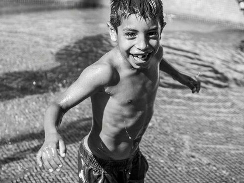Criança brinca na água. Mas, se pudesse voltar a viver, trataria de ter somente bons momentos