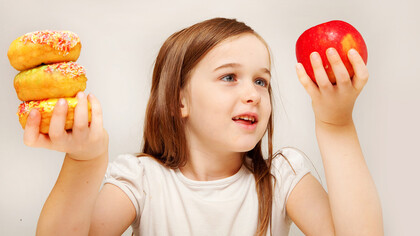 Niña eligiendo una alimentación saludable