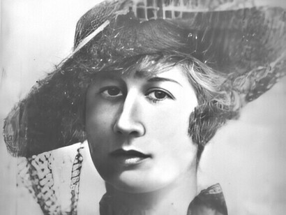 Rebeca Matte Bello (1875 – 1929), è stata una donna cilena, la prima ad abbracciare la professione di scultrice