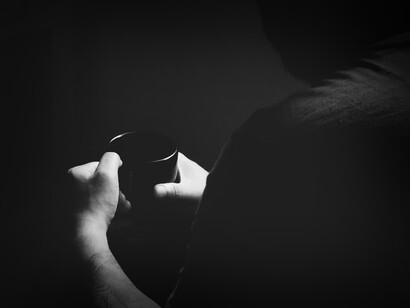 Quise gritar, pero sentía una mano apretándome la garganta, dejándome apenas respirar