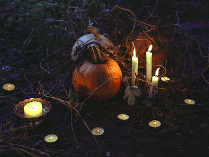 Calabazas y velas encendidas en la noche de Halloween. Las historias sobre fantasmas y apariciones eran comunes durante Samhain, y se llevaban a cabo rituales para honrar a los muertos y proteger a los vivos de cualquier daño sobrenatural