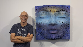 Gil Bruvel junto a una de las máscaras de la serie «Bending the Lines»