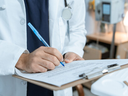 Na medicina, o ruído pode surgir quando profissionais de saúde, como médicos, enfermeiros e outros profissionais da saúde, chegam a conclusões diferentes ou tomam decisões distintas para pacientes