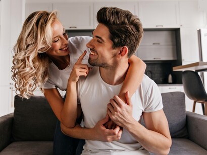 Gli assistenti vocali potrebbero intervenire durante una conversazione con il partner per suggerire cosa dire o fare per risolvere un conflitto, o per far sentire l'altra persona apprezzata. Potresti ricevere consigli su come mantenere la relazione viva e sana, basati sull'analisi delle interazioni quotidiane