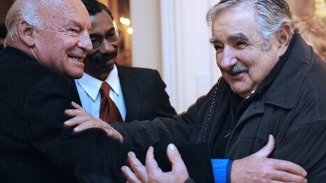 Eduardo Galeano (1940-2015, izquierda) con el presidente de Uruguay, veterano guerrillero urbano, José Mujica ( 1935-2025, derecha)