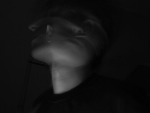 Experimentar enojo ofrece una oportunidad de autoconocimiento: permite identificar qué situaciones nos afectan, discernir si la emoción es justificada y decidir cómo responder en el futuro