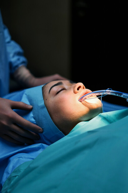 Al despertar en un hospital, la confusión inicial impide reconocer de inmediato la propia identidad y el entorno