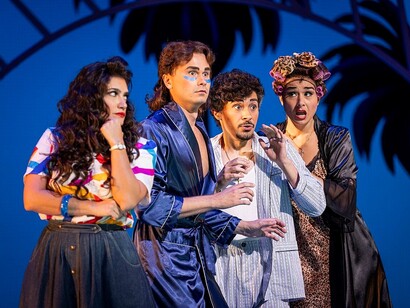 L-R Catalina Cuervo è Elisetta, Michael Pandolfo è il Count Robinson, Phillip Lopez è Geronimo, Erin Alford è Fidalma ne "Il matrimonio segreto" in un riadattamento in spagnolo del 2022 al Florida Grand Opera. Foto di Daniel Azoulay