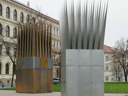 Monumento The House of the Suicide and the House of the Mother of the Suicide, na República Tcheca. Historicamente, o suicídio sempre foi envolto em concepções religiosas e morais, que o condenavam como um ato de desespero ou falta de fé. No cristianismo, por exemplo, o suicídio era visto como um pecado mortal, um rompimento irreparável com Deus. Essa perspectiva influenciou profundamente a maneira como o suicídio é tratado em muitas culturas até hoje