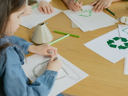 A Educação Ambiental só é possível através da ética. Jonas parte de uma concepção ética, na qual prescreve princípios para a idade da técnica. Nesse novo modelo, denominado “Ética de Responsabilidade”, os mundos animal, vegetal e mineral, a biosfera e a estratosfera passam a fazer parte da esfera da responsabilidade