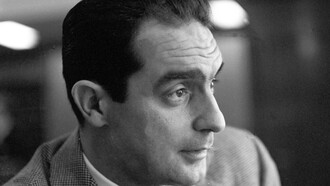 Italo Calvino (1923-1985) fotografato a Oslo, Norvegia, il 7 Aprile 1961 da Johan Brun, fotografo affiliato al quotidiano norvegese “Dagbladet”. "Il castello dei destini incrociati" è un'opera sperimentale di Italo Calvino, pubblicata nel 1969, in cui le storie sono narrate attraverso l'uso delle carte dei tarocchi  