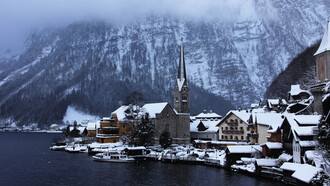 Fuera, el espesor del bosque la reclamaba