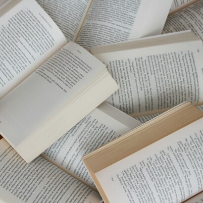 Ogni lettura importante ci invita a vivere con maggiore consapevolezza, a rallentare e a riconoscere che la felicità spesso nasce da piccoli gesti, da nuove abitudini e da scelte sincere con noi stessi