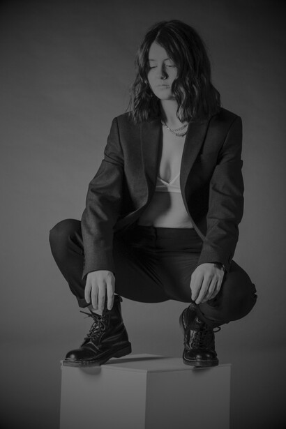 Modelo veste conjunto social com botas coturno