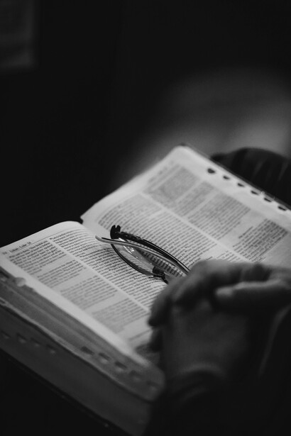 El Evangelio de San Juan presenta una profunda reflexión sobre el Verbo divino, proclamando que la Palabra de Dios estuvo presente desde el principio de la creación