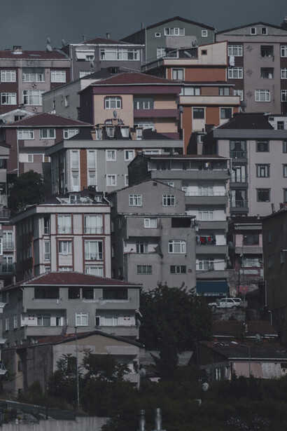 Existen territorios urbanos en los que ambas dimensiones conviven y dialogan, generando una riqueza morfológica y simbólica que desafía cualquier clasificación binaria. Estambul, Turquía