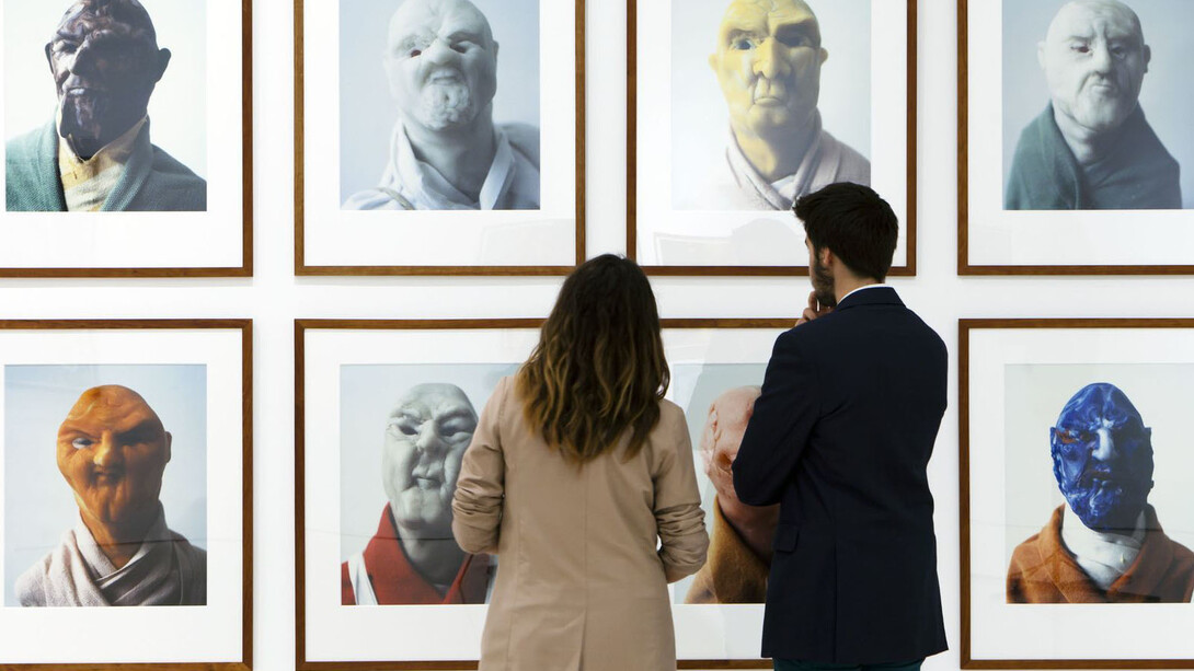 Dos visitantes observan la colección del Museo Picasso Málaga