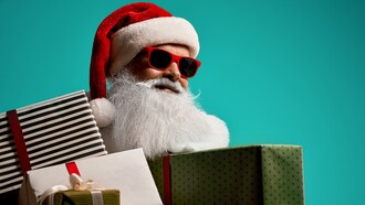 Le origini di Babbo Natale affondano nella figura storica di San Nicola di Myra, vescovo del IV secolo noto per la sua generosità verso i più poveri  