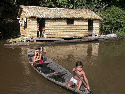 Casa galleggiante sul rio Pastaza, fiume sudamericano che scorre nei territori di Ecuador e Perù, affluente del Marañón