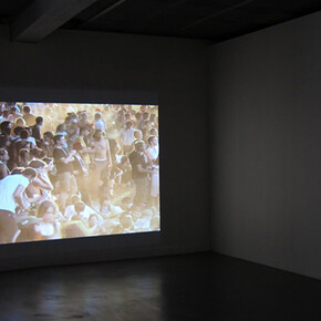 Marie José Burki, Aspeto de exposição com «In der Nähe (II) » [Perto Daqui (II)], 2010. Filme a cores, sem som, projeção, 4’33’’ e «In der Nähe Perto Daqui», 2010. Filme a cores, sem som, (ecrã plasma 16/9): 22’14’’ 