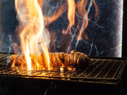 Officina dei sapori, menu. La carne qui è l’elemento cardine, è la tradizione stessa del territorio, dove l’interpretazione lascia il passo all’attenzione della marezzatura e del taglio, alla cura della cottura con un focus sulla griglia