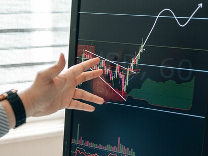 Siguiendo este enfoque, manuales de gestión personal enseñan a auditar fortalezas y fortalezas estratégicas para maximizar el rendimiento individual