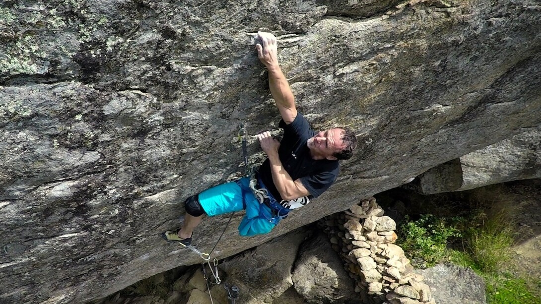  Germán escalando la vía 7c «Hermanos Maraca» en Castillo de Bayuela (Toledo)