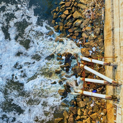 Vista aérea de la expulsión de aguas residuales en Serang, Indonesia