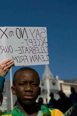 Man protests refugee treatment in South Africa